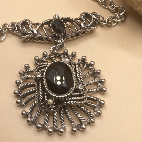 Vintage Silvertone and black faceted rhinestone necklace. - Picture 3 of 5